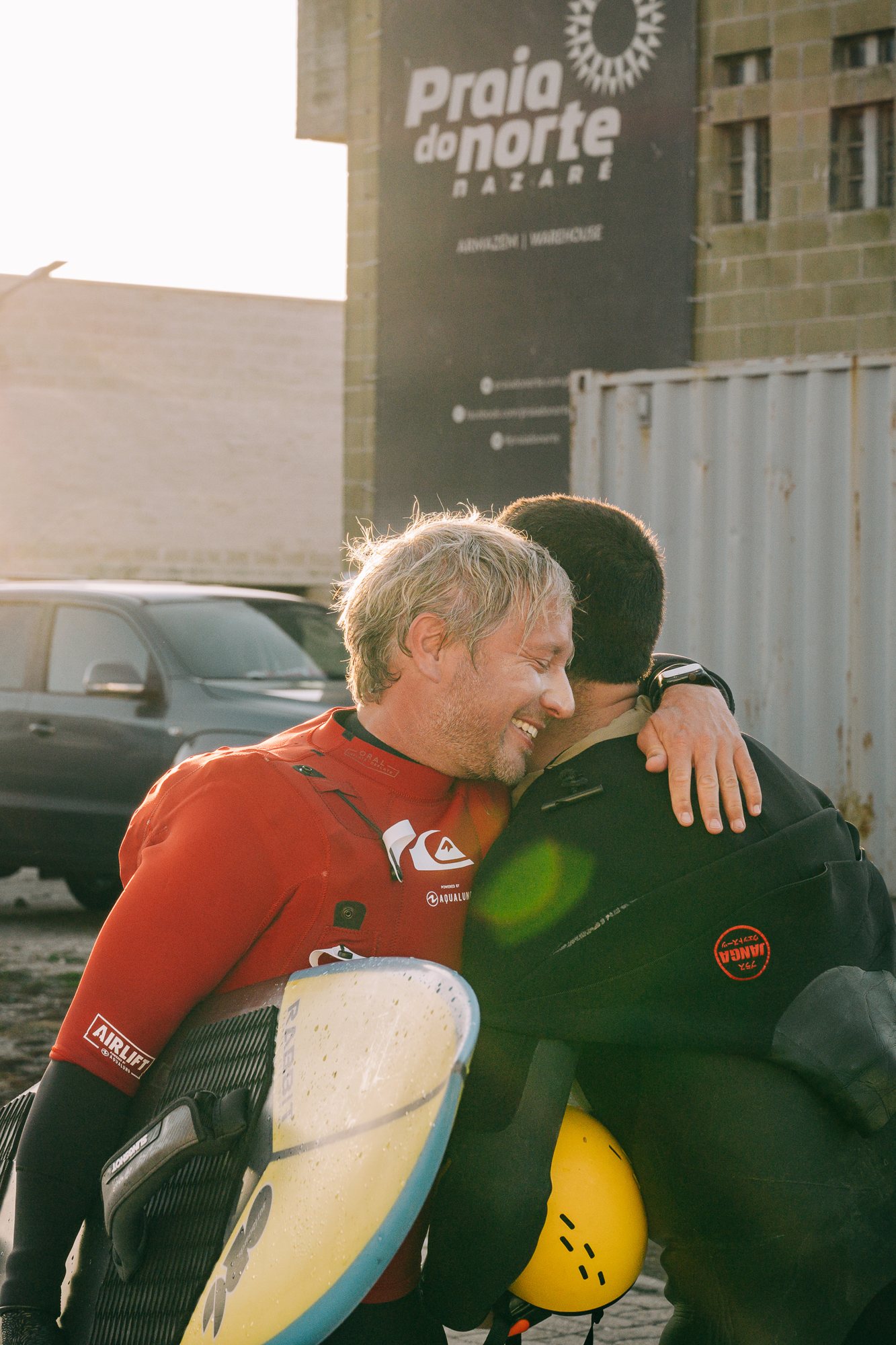 After the session – embrace at Praia do Norte