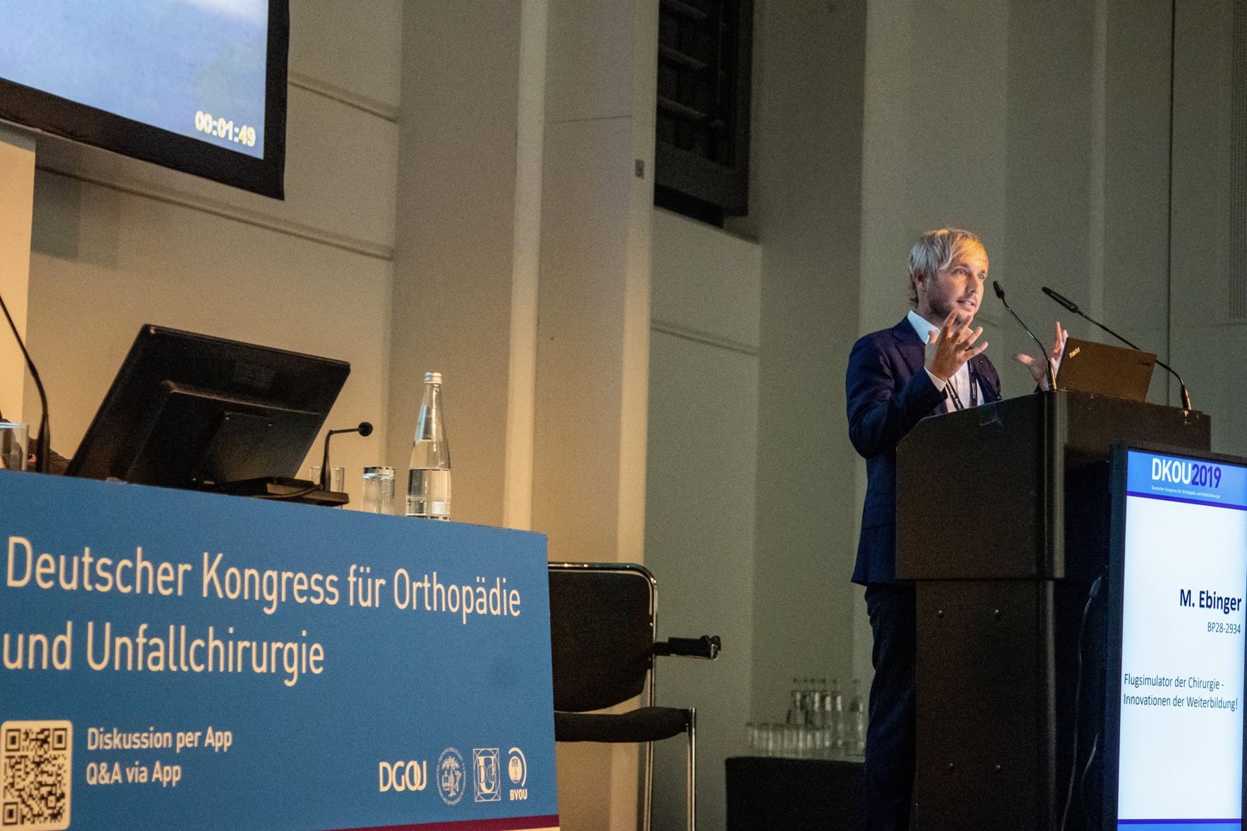 Marc Ebinger am Podium des Deutschen Kongresses für Orthopädie und Unfallchirurgie